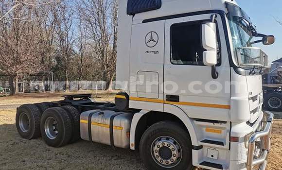 Tenga Tsaru Mercedes‒Benz Truck Chena Rori in Achachinja in Tete Tenga Tsaru Mercedes‒Benz Truck Chena Rori in Achachinja in Tete