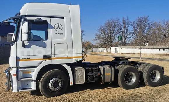 Tenga Tsaru Mercedes‒Benz Truck Chena Rori in Achachinja in Tete Tenga Tsaru Mercedes‒Benz Truck Chena Rori in Achachinja in Tete