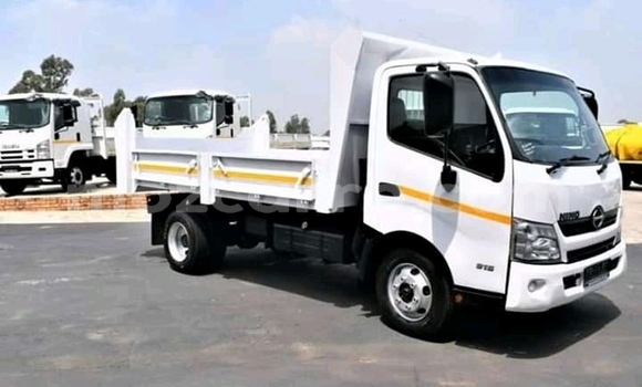 Buy Used Hino 300 Series White Truck in Chemba in Sofala Buy Used Hino 300 Series White Truck in Chemba in Sofala