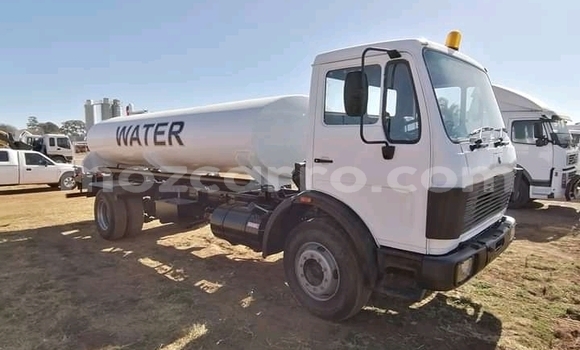 Comprar Usado Mercedes‒Benz Vito Branco Caminhão em Chifunde em Tete Comprar Usado Mercedes‒Benz Vito Branco Caminhão em Chifunde em Tete