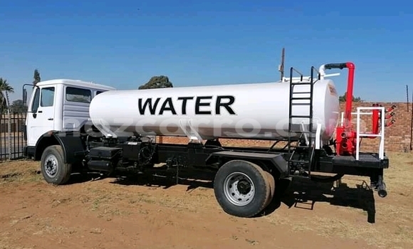 Comprar Usado Mercedes‒Benz Vito Branco Caminhão em Chifunde em Tete Comprar Usado Mercedes‒Benz Vito Branco Caminhão em Chifunde em Tete