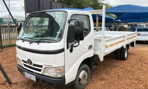 Comprar Usado Toyota Dyna Branco Caminhão em Balama em Cabo Delgado Comprar Usado Toyota Dyna Branco Caminhão em Balama em Cabo Delgado