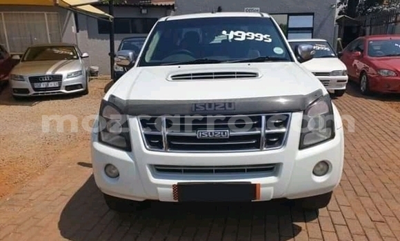 Comprar Usado Isuzu KB Branco Carro em Chiúre em Cabo Delgado