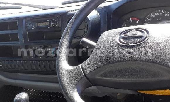 Comprar Usado Hino 300 Series Prata Caminhão em Chemba em Sofala Comprar Usado Hino 300 Series Prata Caminhão em Chemba em Sofala