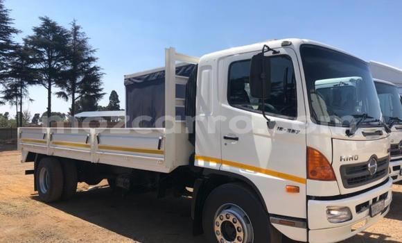 Comprar Usado Hino 300 Series Branco Caminhão em Chemba em Sofala Comprar Usado Hino 300 Series Branco Caminhão em Chemba em Sofala