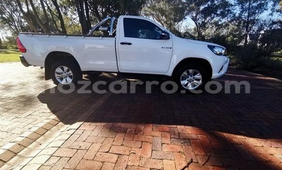 Nunua Ilio tumika Toyota Hilux Nyeupe Gari ndani ya Maputo nchini Maputo Nunua Ilio tumika Toyota Hilux Nyeupe Gari ndani ya Maputo nchini Maputo