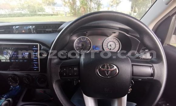 Nunua Ilio tumika Toyota Hilux Nyeupe Gari ndani ya Maputo nchini Maputo Nunua Ilio tumika Toyota Hilux Nyeupe Gari ndani ya Maputo nchini Maputo