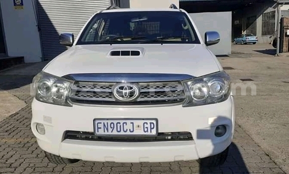 Comprar Usado Toyota Fortuner Branco Carro em Chemba em Sofala