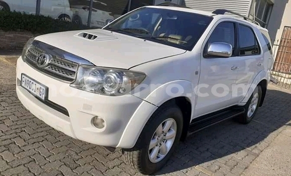 Comprar Usado Toyota Fortuner Branco Carro em Chemba em Sofala Comprar Usado Toyota Fortuner Branco Carro em Chemba em Sofala