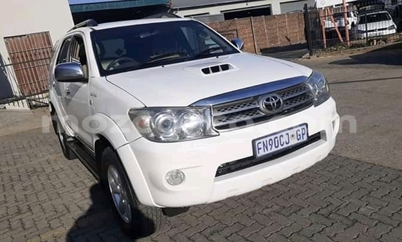 Comprar Usado Toyota Fortuner Branco Carro em Chemba em Sofala Comprar Usado Toyota Fortuner Branco Carro em Chemba em Sofala
