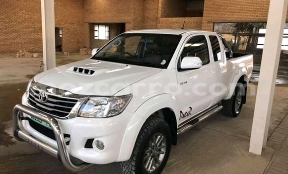 Comprar Usado Toyota Hilux Branco Carro em Chitima em Tete Comprar Usado Toyota Hilux Branco Carro em Chitima em Tete