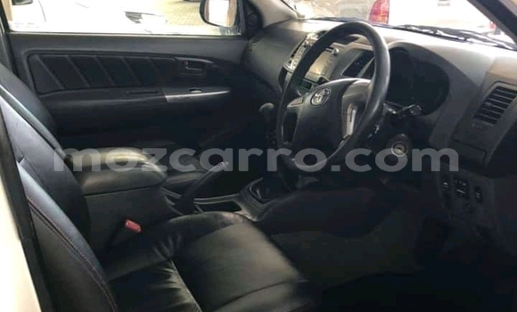 Comprar Usado Toyota Hilux Branco Carro em Chitima em Tete Comprar Usado Toyota Hilux Branco Carro em Chitima em Tete