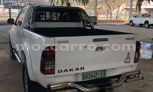 Comprar Usado Toyota Hilux Branco Carro em Chitima em Tete Comprar Usado Toyota Hilux Branco Carro em Chitima em Tete
