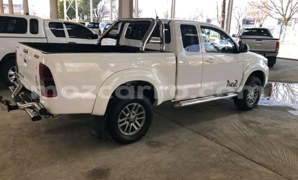 Comprar Usado Toyota Hilux Branco Carro em Chitima em Tete Comprar Usado Toyota Hilux Branco Carro em Chitima em Tete