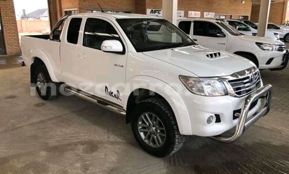 Comprar Usado Toyota Hilux Branco Carro em Chitima em Tete Comprar Usado Toyota Hilux Branco Carro em Chitima em Tete
