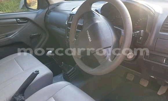 Comprar Usado Isuzu KB Prata Carro em Chibuto em Gaza Comprar Usado Isuzu KB Prata Carro em Chibuto em Gaza