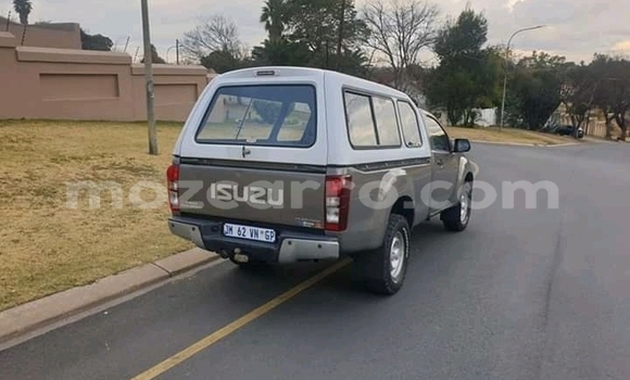 Comprar Usado Isuzu KB Prata Carro em Chibuto em Gaza Comprar Usado Isuzu KB Prata Carro em Chibuto em Gaza