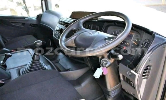 Comprar Usado Mercedes‒Benz Tipper Branco Caminhão em Mutarara em Tete Comprar Usado Mercedes‒Benz Tipper Branco Caminhão em Mutarara em Tete