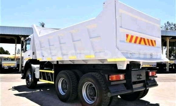 Comprar Usado Mercedes‒Benz Tipper Branco Caminhão em Mutarara em Tete Comprar Usado Mercedes‒Benz Tipper Branco Caminhão em Mutarara em Tete