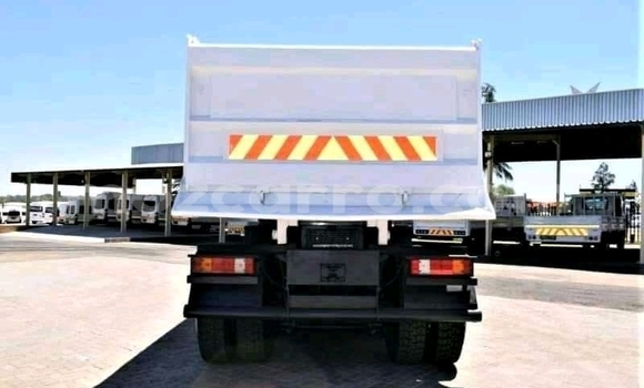 Comprar Usado Mercedes‒Benz Tipper Branco Caminhão em Mutarara em Tete Comprar Usado Mercedes‒Benz Tipper Branco Caminhão em Mutarara em Tete