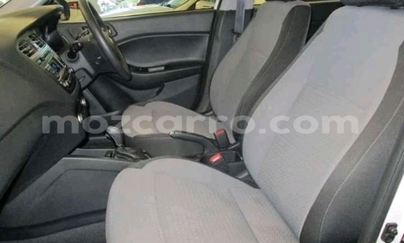 Comprar Usado Hyundai i20 Branco Carro em Chibuto em Gaza Comprar Usado Hyundai i20 Branco Carro em Chibuto em Gaza