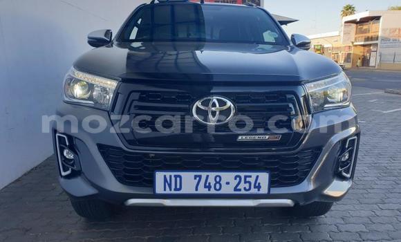 Comprar Usado Toyota Hilux Preto Carro em Mutarara em Tete