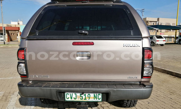 Nunua Ilio tumika Toyota Hilux Brown Gari ndani ya Maputo nchini Maputo Nunua Ilio tumika Toyota Hilux Brown Gari ndani ya Maputo nchini Maputo