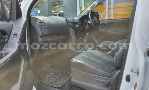 Nunua Ilio tumika Isuzu KB Nyeupe Gari ndani ya Maputo nchini Maputo Nunua Ilio tumika Isuzu KB Nyeupe Gari ndani ya Maputo nchini Maputo