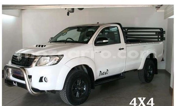 Buy Used Toyota Hilux White Car in Maputo in Maputo