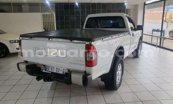 Comprar Usado Isuzu KB Branco Carro em Maputo em Maputo Comprar Usado Isuzu KB Branco Carro em Maputo em Maputo
