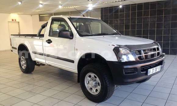 Comprar Usado Isuzu KB Branco Carro em Maputo em Maputo Comprar Usado Isuzu KB Branco Carro em Maputo em Maputo