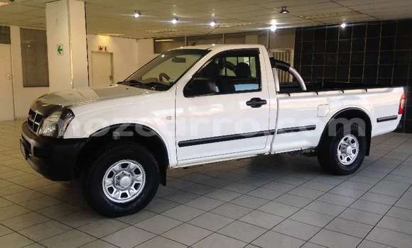 Comprar Usado Isuzu KB Branco Carro em Maputo em Maputo Comprar Usado Isuzu KB Branco Carro em Maputo em Maputo
