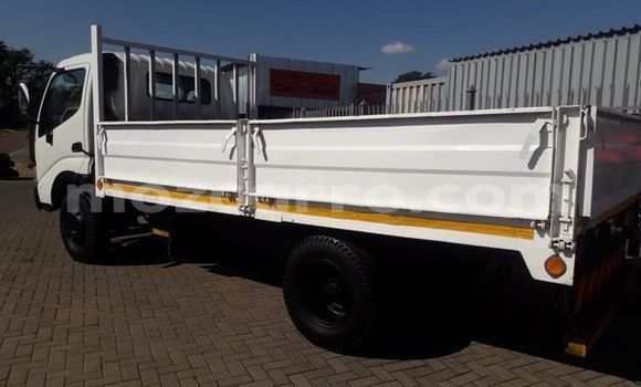 Comprar Usado Toyota Dyna Branco Carro em Maputo em Maputo Comprar Usado Toyota Dyna Branco Carro em Maputo em Maputo