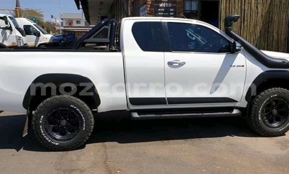 Tenga Tsaru Toyota Hilux Chena Mota in Chemba in Sofala Tenga Tsaru Toyota Hilux Chena Mota in Chemba in Sofala
