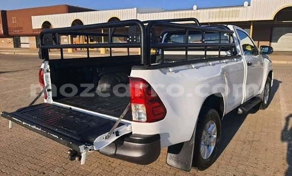 Tenga Tsaru Toyota Hilux Chena Mota in Chibuto in Gaza Tenga Tsaru Toyota Hilux Chena Mota in Chibuto in Gaza