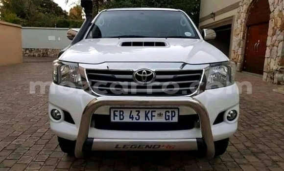 Comprar Usado Toyota Hilux Branco Carro em Mutarara em Tete