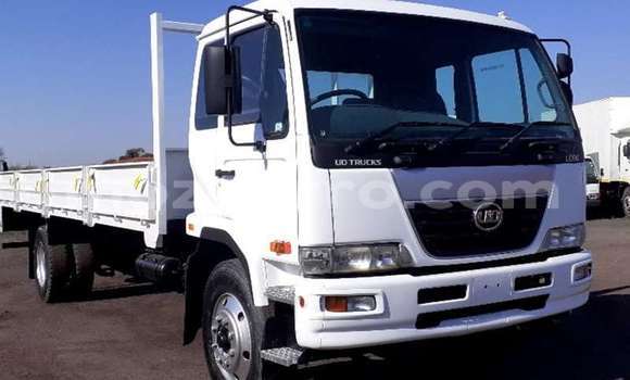 Comprar Importar Nissan UD Branco Caminhão em Zumbo em Tete Comprar Importar Nissan UD Branco Caminhão em Zumbo em Tete