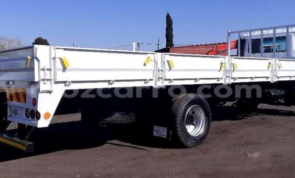 Comprar Importar Nissan UD Branco Caminhão em Zumbo em Tete Comprar Importar Nissan UD Branco Caminhão em Zumbo em Tete