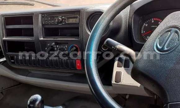 Comprar Importar Hino 300 Series Branco Caminhão em Zumbo em Tete Comprar Importar Hino 300 Series Branco Caminhão em Zumbo em Tete