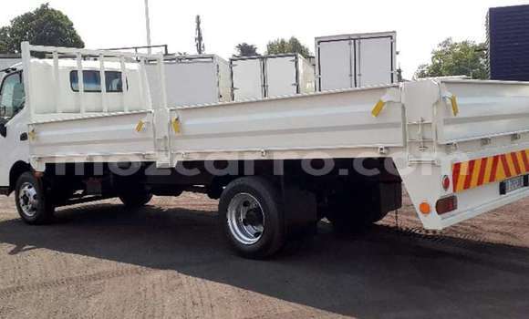 Comprar Importar Hino 300 Series Branco Caminhão em Zumbo em Tete Comprar Importar Hino 300 Series Branco Caminhão em Zumbo em Tete