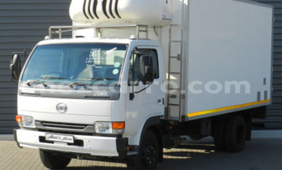 Comprar Usado Toyota DA Branco Caminhão em Moçambique em Nampula Comprar Usado Toyota DA Branco Caminhão em Moçambique em Nampula