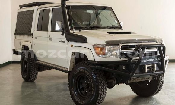 Comprar Usado Toyota Land Cruiser Bege Carro em Moçambique em Nampula