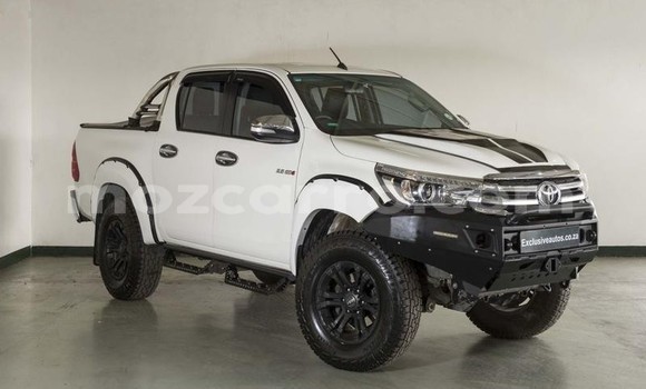 Comprar Usado Toyota Hilux Branco Carro em Moçambique em Nampula