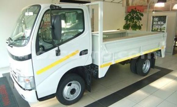 Comprar Usado Toyota Dyna Branco Carro em Moçambique em Nampula