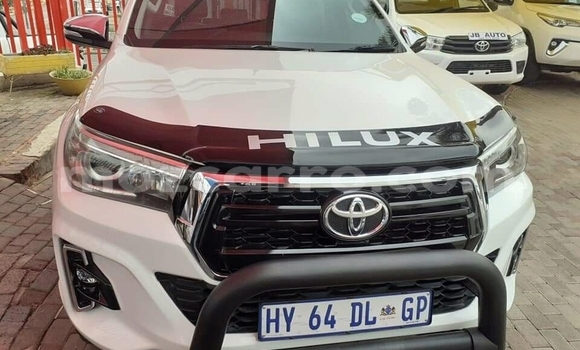 Nunua Ilio tumika Toyota Hilux Nyeupe Gari ndani ya Itabadilika nchini Tete