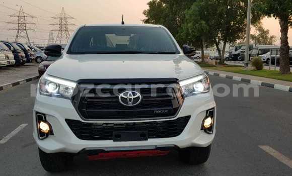 Nunua Ilio tumika Toyota Hilux Nyeupe Gari ndani ya Maputo nchini Maputo