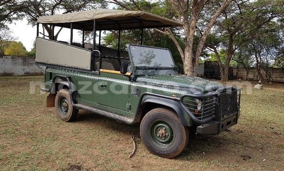 Nunua Ilio tumika Land Rover Defender Bluu Gari ndani ya Maputo nchini Maputo