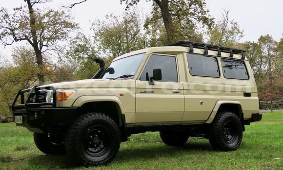 Tenga Tsaru Toyota Land Cruiser Beige Mota in Maputo in Maputo