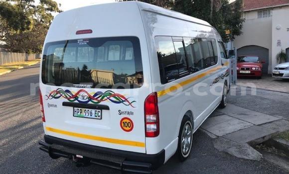 Buy Used Toyota Grand HiAce White Car in Beira in Sofala Buy Used Toyota Grand HiAce White Car in Beira in Sofala