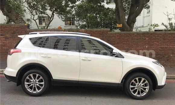 Nunua Ilio tumika Toyota RAV4 Nyeupe Gari ndani ya Maputo nchini Maputo Nunua Ilio tumika Toyota RAV4 Nyeupe Gari ndani ya Maputo nchini Maputo